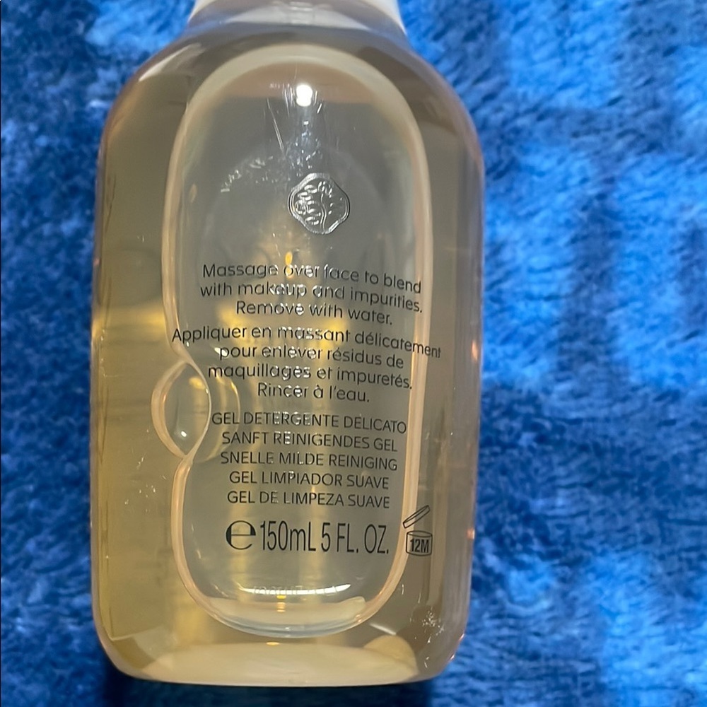 Shiseido WASO Gentle Cleanser with Cream and Gold Hues - Picture 3 of 6
